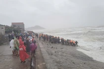 Một đoạn kè biển ở Thiên Cầm bị sóng lớn đánh sập 