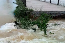 Lực lượng chức năng di dời người dân đến nơi an toàn.