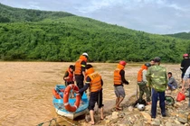 11 người dân bị nước lũ cô lập ở Quảng Trị được giải cứu 