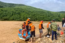 11 người dân bị nước lũ cô lập ở Quảng Trị được giải cứu 