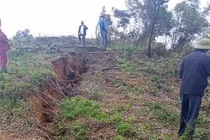 Xuất hiện vết nứt lớn trên đồi, Hà Tĩnh khẩn trương sơ tán người dân