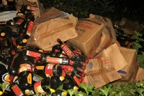 Quảng Nam phát hiện hàng nghìn chai nước mắm vứt trong bụi rậm