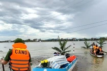 Xót xa cảnh vượt lũ đưa thi thể cụ bà đi hoả táng ở Hà Tĩnh