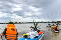 Xót xa cảnh vượt lũ đưa thi thể cụ bà đi hoả táng ở Hà Tĩnh