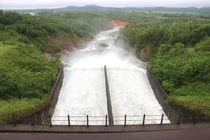 Nhiều hồ chứa ở Hà Tĩnh tăng lưu lượng xả tràn để đón lũ