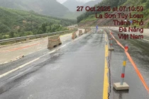 Cao tốc La Sơn - Túy Loan 'tê liệt' do mưa lớn