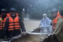 Thành phố Huế ngập lụt cục bộ, một phụ nữ mất tích