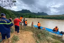 Công an bám dây thừng, cứu 3 người bị cô lập giữa dòng lũ xiết