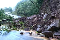 Mưa lớn, nhiều địa phương ở Quảng Trị bị ngập lụt, chia cắt cục bộ