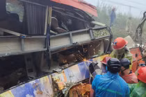 Nạn nhân cuối cùng trong vụ sạt lở đèo Khánh Lê được cứu ra khỏi xe khách