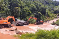 Mưa trắng trời, xã biên giới tỉnh Nghệ An thiệt hại nặng nề