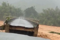 Lũ lớn cuốn sập cầu Le No ở TP Huế