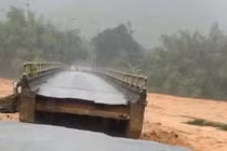 Lũ lớn cuốn sập cầu Le No ở TP Huế