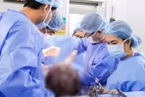 Phẫu thuật thành công khối u xơ khổng lồ nặng gần 12kg