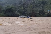 Xe đầu kéo bị lũ cuốn trôi tại Quảng Trị, tài xế mất tích