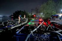 Bắt giữ 2 phương tiện vận chuyển cát lậu trên sông Hậu