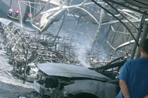 Hà Tĩnh: Hàng loạt xe điện du lịch chùa Hương Tích bị thiêu rụi