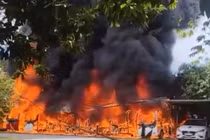 ...khiến hàng loạt xe điện du lịch bị thiêu rụi.