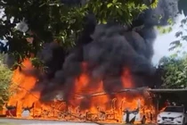 ...khiến hàng loạt xe điện du lịch bị thiêu rụi.