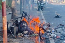 Xe bán bún riêu phát nổ bình gas trên vỉa hè gần cầu vượt Linh Xuân