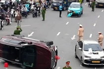 Va chạm liên hoàn ba ô tô, Hyundai Santa Fe lật nghiêng