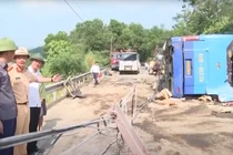 Lào Cai: Mất phanh giữa dốc, xe khách lật khiến nhiều người bị thương