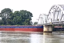 Điều tra vụ sà lan va chạm cầu Ghềnh tại Đồng Nai