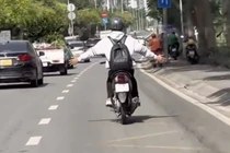 TP HCM: Thanh niên 19 tuổi bị xử lý vì buông hai tay khi chạy xe máy