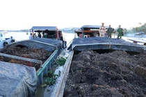 Phát hiện 7 phương tiện thủy vận chuyển đất mặt không hóa đơn