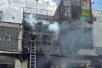 Cháy lớn cửa hàng điện thoại giữa trung tâm Cần Thơ