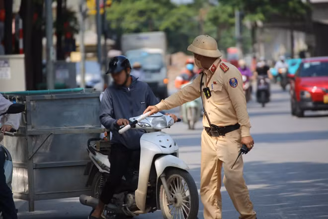 Lực lượng CSGT Hà Nội xử lý hàng loạt phương tiện tự chế chở hàng cồng kềnh