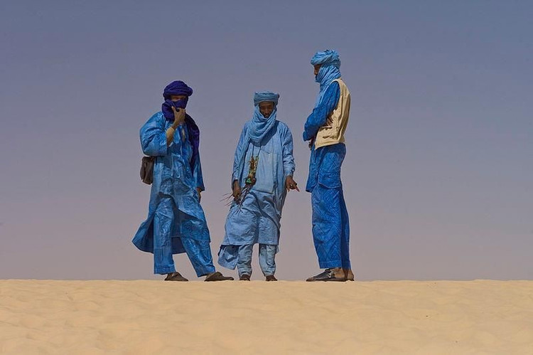 Được mệnh danh là “Người xanh Sahara”. Người Tuareg dùng trang phục bằng vải nhuộm xanh đặc trưng, khiến họ rất dễ nhận diện giữa khung cảnh trống trải của sa mạc Sahara. Ảnh: Pinterest.