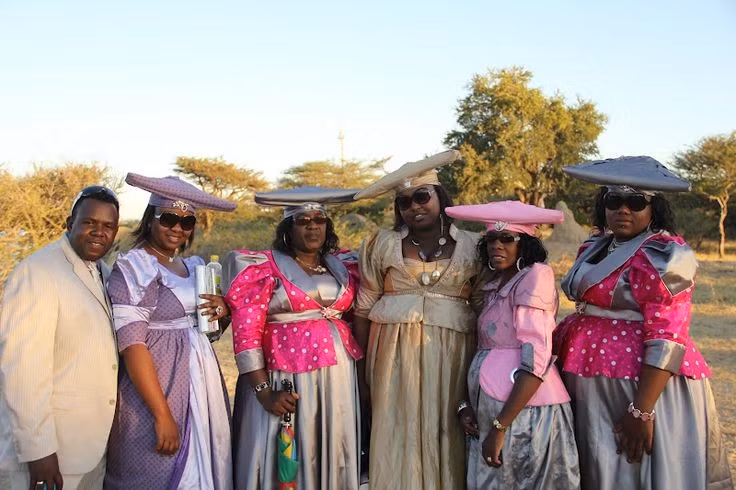 Cộng đồng Herero còn sống ở nhiều quốc gia Nam Phi. Ngoài Namibia, người Herero còn sinh sống ở Botswana và Angola. Sự phân bố này phần nào là kết quả của các cuộc di cư lịch sử cũng như hậu quả của những biến động chính trị trong thời kỳ thuộc địa. Ảnh: Pinterest.