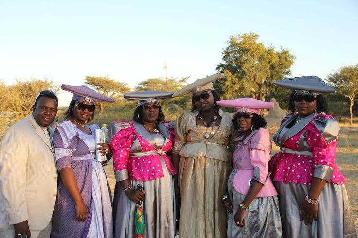 Cộng đồng Herero còn sống ở nhiều quốc gia Nam Phi. Ngoài Namibia, người Herero còn sinh sống ở Botswana và Angola. Sự phân bố này phần nào là kết quả của các cuộc di cư lịch sử cũng như hậu quả của những biến động chính trị trong thời kỳ thuộc địa. Ảnh: Pinterest.