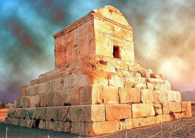 Lăng mộ Cyrus từng được Alexander Đại đế bảo vệ. Khi chinh phục Ba Tư, Alexander Đại đế ra lệnh cho binh sĩ trông coi nơi này cẩn thận. Ảnh: Pinterest.