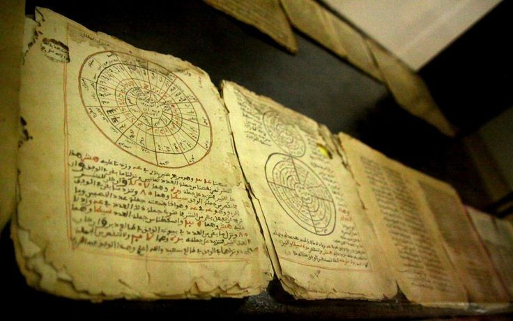 Die Ahmed Baba Bibliothek ist das größte Konservierungszentrum. Sie beherbergt Zehntausende digitalisierter Manuskripte. Foto: Pinterest. Thư viện Ahmed Baba là trung tâm bảo tồn lớn nhất. Nơi đây lưu trữ hàng chục nghìn bản thảo được số hóa. Ảnh: Pinterest.