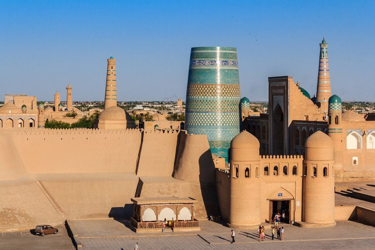 Thành nội cổ kính của Khiva. Itchan Kala là khu thành nội được bao bọc bởi tường thành dày của thành phố Khiva, từng là trung tâm chính trị và thương mại quan trọng ở Trung Á. Bên trong là mê cung các tu viện, thánh đường và cung điện cổ. Ảnh: Pinterest.