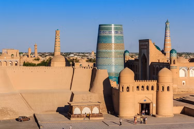 Thành nội cổ kính của Khiva. Itchan Kala là khu thành nội được bao bọc bởi tường thành dày của thành phố Khiva, từng là trung tâm chính trị và thương mại quan trọng ở Trung Á. Bên trong là mê cung các tu viện, thánh đường và cung điện cổ. Ảnh: Pinterest.