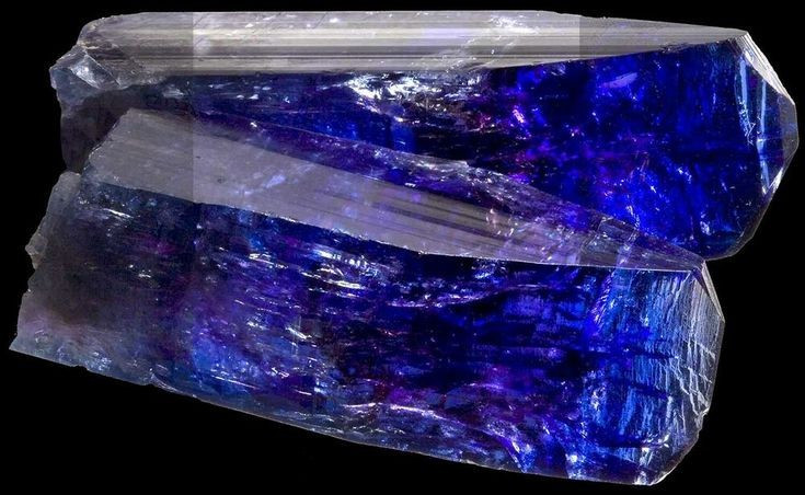 7. Là viên đá sinh tháng 12 mới được công nhận. Năm 2002, Tanzanite được Hiệp hội Ngành đá quý Hoa Kỳ chính thức công nhận là một trong các viên đá sinh của tháng 12, bên cạnh ngọc lam và zircon. Ảnh: Pinterest.