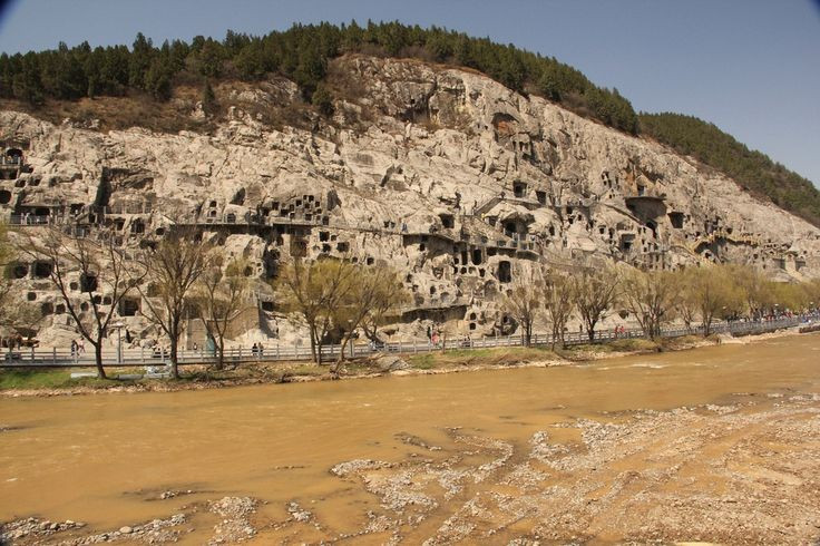 Được UNESCO công nhận là Di sản thế giới năm 2000. Quần thể hang đá Long Môn trở thành Di sản Thế giới nhờ giá trị nghệ thuật và lịch sử có 1-0-2. Ảnh: Pinterest.