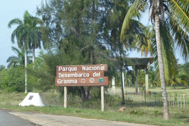Tên gọi “Desembarco del Granma” nghĩa là “Cuộc đổ bộ của tàu Granma”. Đây là con tàu chở lãnh tụ Fidel Castro và các chiến sĩ cách mạng đổ bộ vào bờ biển nơi khu vườn quốc gia tọa lạc năm 1956. Ảnh: tripadvisor.com.