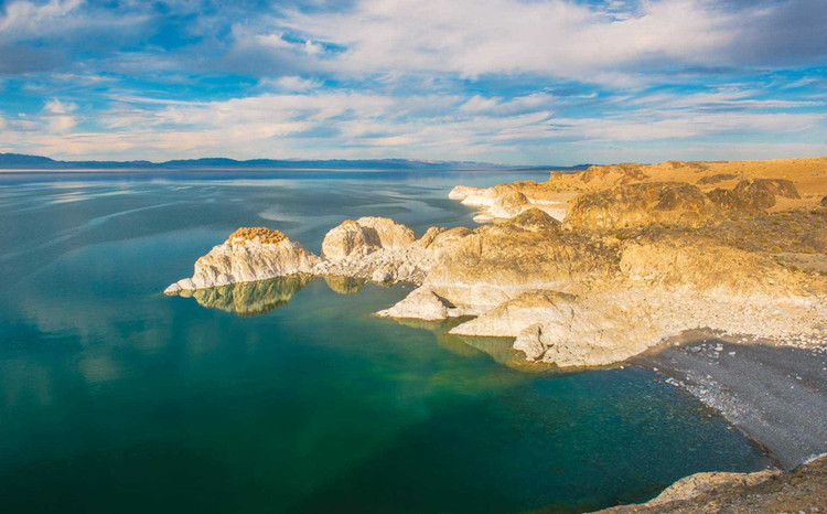 Có lịch sử khảo cổ lâu đời. Khu vực quanh hồ chứa nhiều di tích cổ đại, mộ đá và dấu vết văn hóa của các dân tộc du mục hàng ngàn năm trước. Ảnh: juulchin.com.