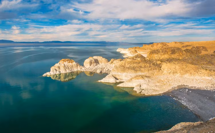 Có lịch sử khảo cổ lâu đời. Khu vực quanh hồ chứa nhiều di tích cổ đại, mộ đá và dấu vết văn hóa của các dân tộc du mục hàng ngàn năm trước. Ảnh: juulchin.com.