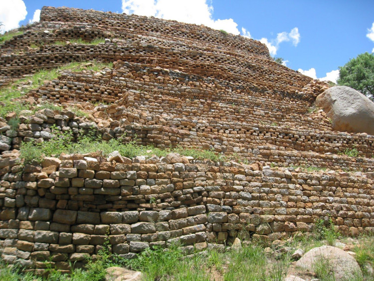 Phát hiện đồ gốm Trung Hoa cổ. Các mảnh sứ từ thời nhà Minh chứng minh mạng lưới thương mại toàn cầu thời đó. Ảnh: Pinterest.