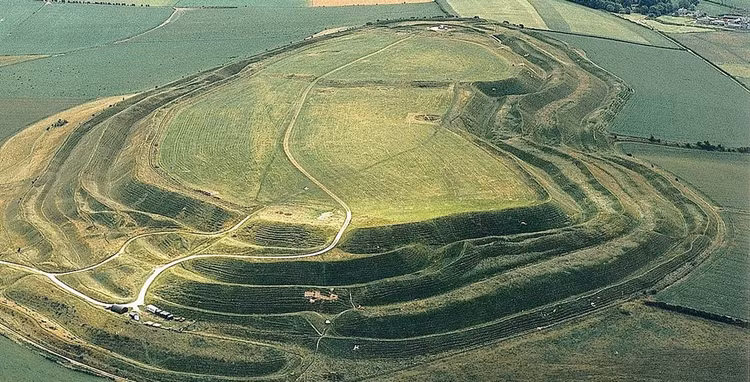 Ngày nay thành là Di sản quốc gia Anh. Di tích được bảo tồn và mở cửa cho du khách khám phá nền văn hóa cổ xưa. Ảnh: Pinterest.