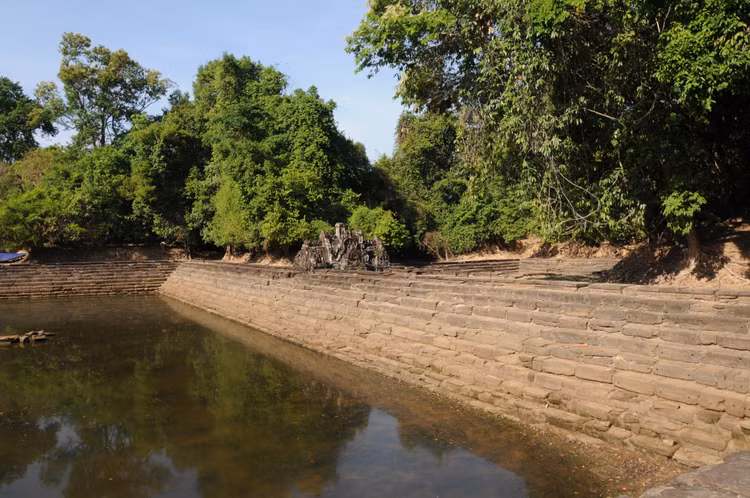 Ứng dụng kỹ thuật địa hình tinh vi. Người Khmer tận dụng độ dốc tự nhiên của đất, cho phép nước chảy bằng trọng lực mà không cần công nghệ cơ khí phức tạp. Ảnh: ancientwatertechnologies.com.