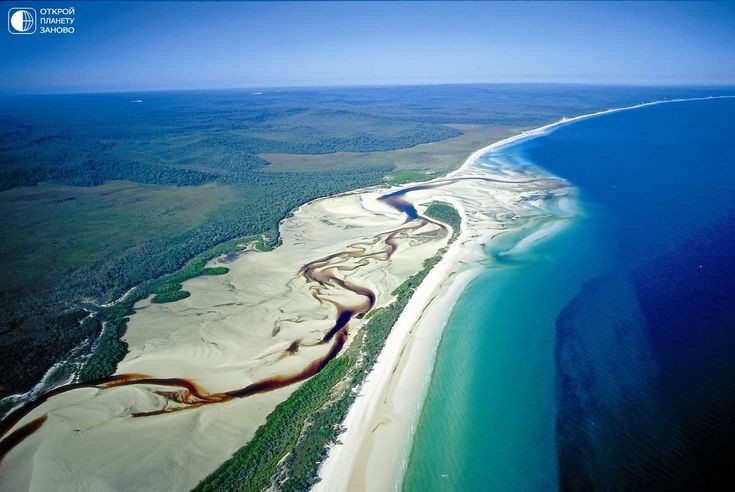 K’gari là đảo cát lớn nhất thế giới. Đảo K’gari có diện tích hơn 1.800 km² và được xem là đảo cát lớn nhất trên Trái Đất. Toàn bộ hòn đảo chủ yếu được hình thành từ cát tích tụ qua hàng trăm nghìn năm bởi dòng hải lưu và gió biển. Điều đặc biệt là dù được cấu tạo gần như hoàn toàn từ cát, nơi đây vẫn có rừng rậm, hồ nước và nhiều hệ sinh thái đa dạng. Ảnh: Pinterest.