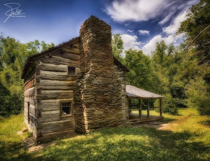 Bảo tồn văn hóa cư dân Appalachian. Các ngôi nhà gỗ và nhà thờ cổ phản ánh đời sống của cư dân vùng núi hoang dã nước Mỹ thế kỷ 19. Ảnh: Pinterest.