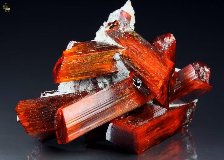 Thành phần chính là asen sunfua. Khoáng vật này có công thức hóa học As₄S₄, trong đó chứa hàm lượng asen cao, tạo nên độc tính mạnh. Ảnh: Pinterest.