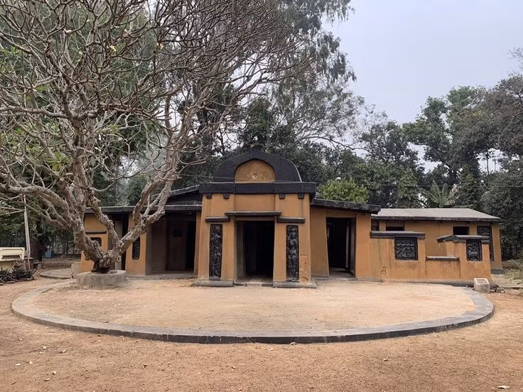 Điểm đến văn hóa nổi tiếng của Tây Bengal. Ngày nay, Santiniketan thu hút du khách, học giả và nghệ sĩ từ khắp nơi trên thế giới. Họ đến để tham quan khuôn viên đại học, bảo tàng Tagore và trải nghiệm bầu không khí sáng tạo độc đáo đã tồn tại ở đây hơn một thế kỷ. Ảnh: Pinterest.